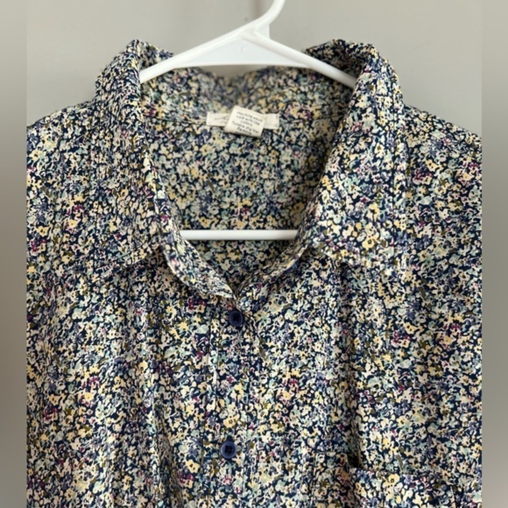 Floral button down⭐️ - Picture 2 of 4